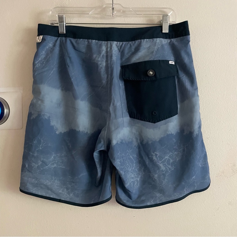 Vuori Men's Ocean Blue Board Shorts size 32